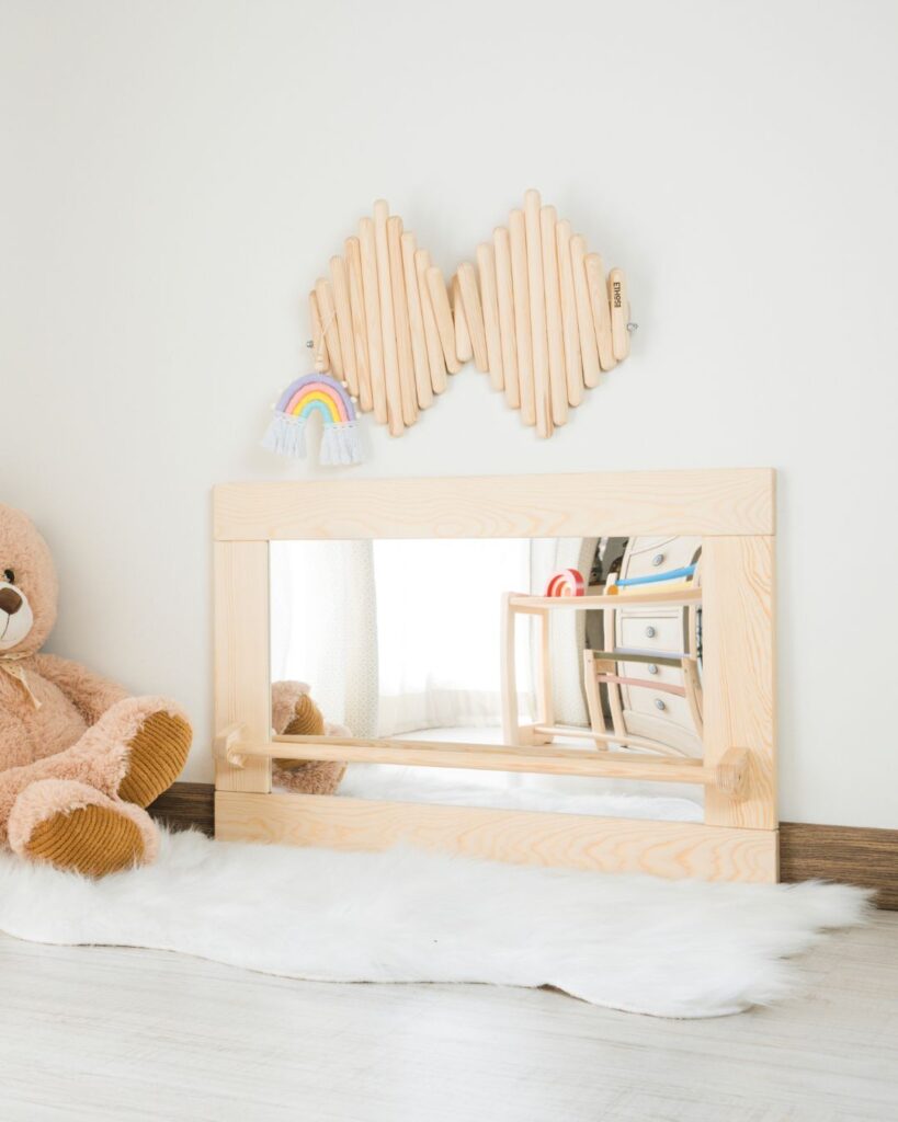 Espejo Montessori en dormitorio