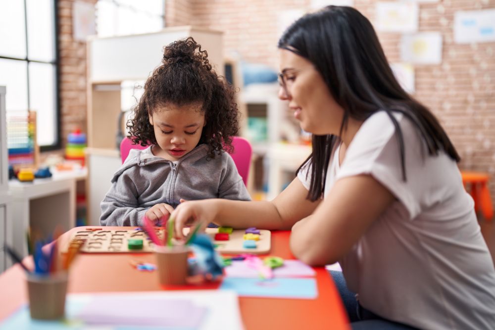 Montessori y Pikler cuándo usar cada enfoque educativo